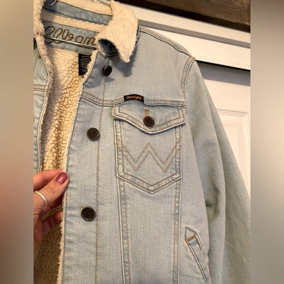Wrangler Woman’s Sherpa lined denim jacket size S - Picture 2 of 4